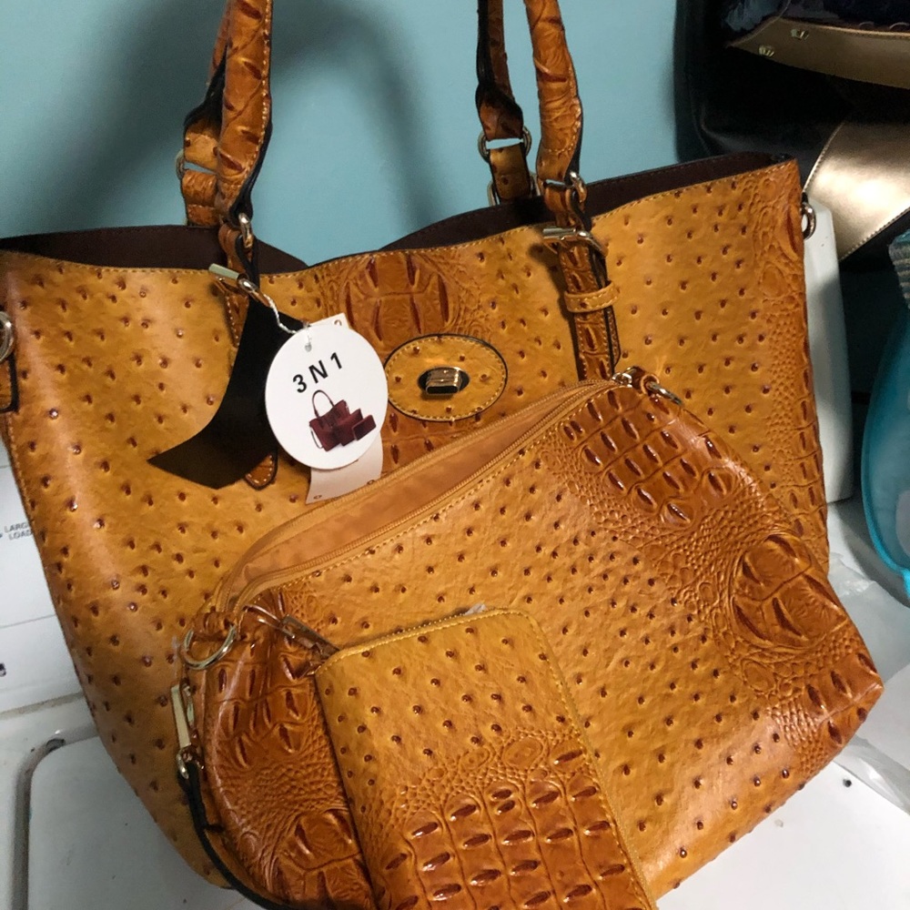 Handbags - Picture 2 of 9